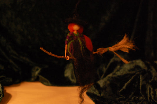 Heksje op een Tak – Handgemaakt Wolvilt Ornament